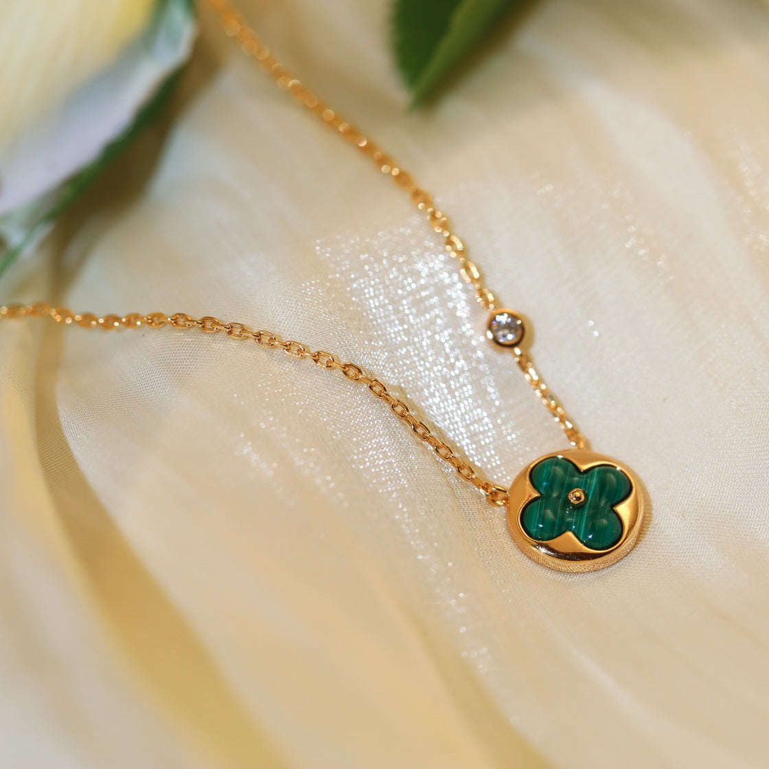 ¡®Aura Jewels¡¯SUN PEDANT PINK GOLD 1 DIAMOND NECKLACE