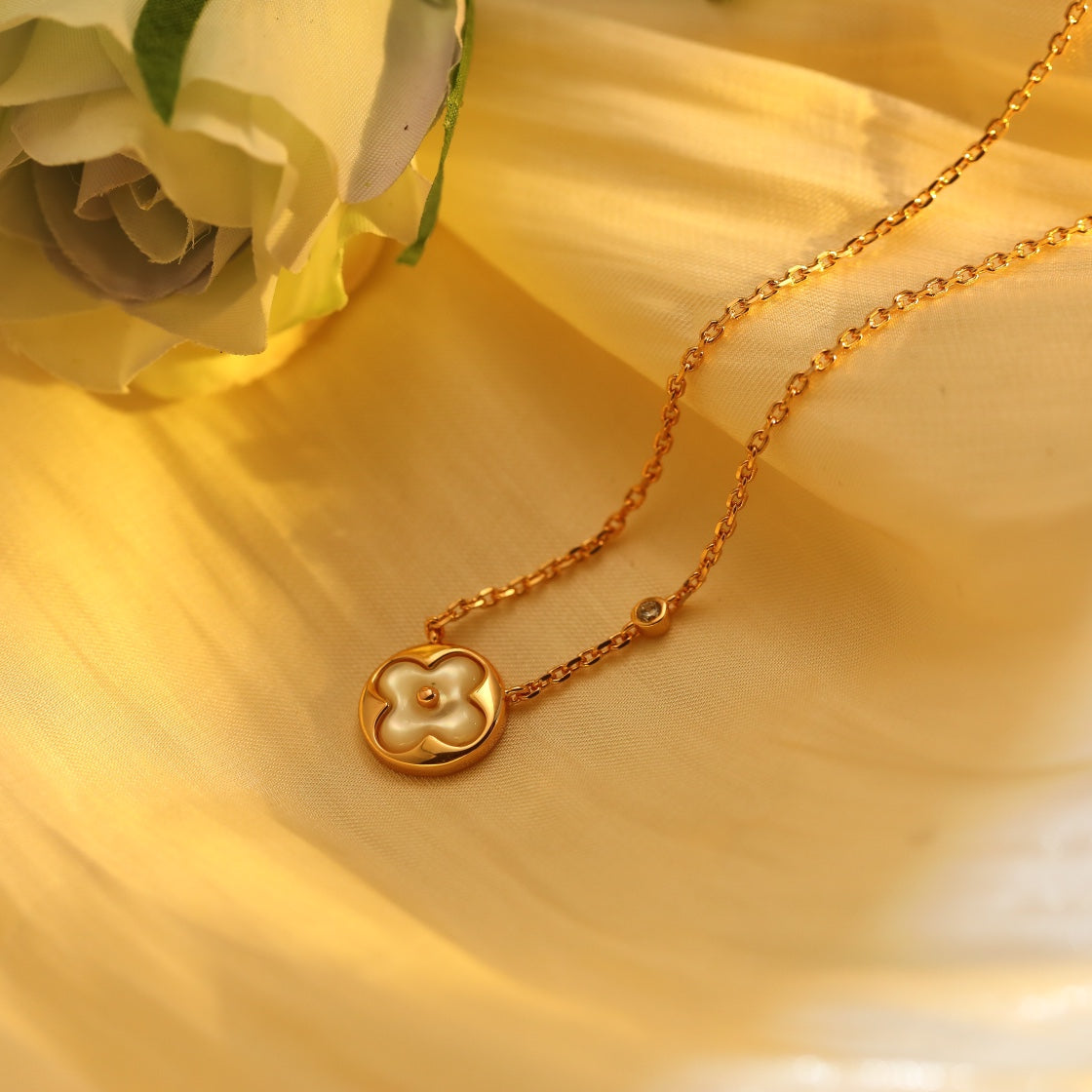¡®Aura Jewels¡¯SUN PEDANT PINK GOLD 1 DIAMOND NECKLACE