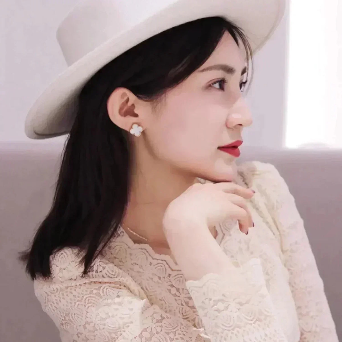 ¡®Aura Jewels¡¯CLOVER MEDIUM 1 MOTIFS  WHITE MOP STUD EARRINGS