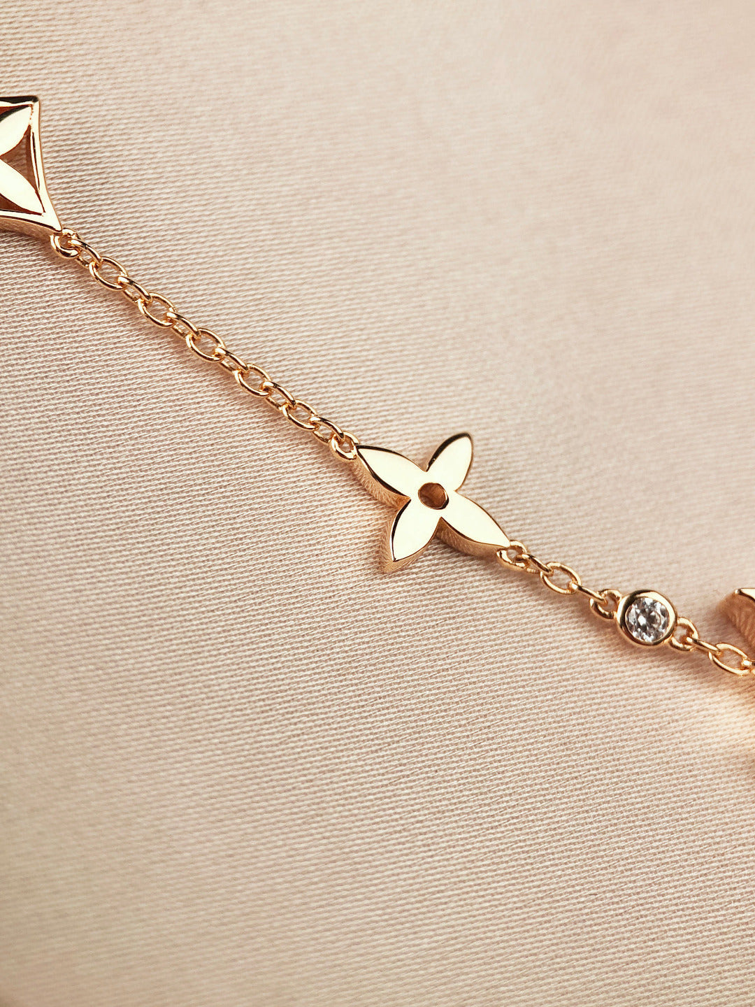 ¡®Aura Jewels¡¯STAR AND SUN 7 MOTIFS GOLD BRACELET