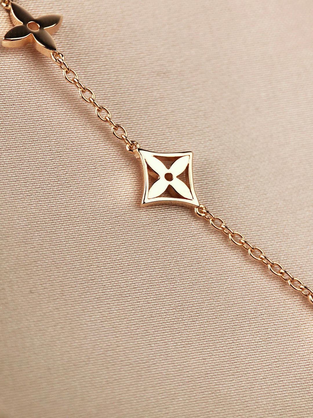 ¡®Aura Jewels¡¯STAR AND SUN 7 MOTIFS GOLD BRACELET