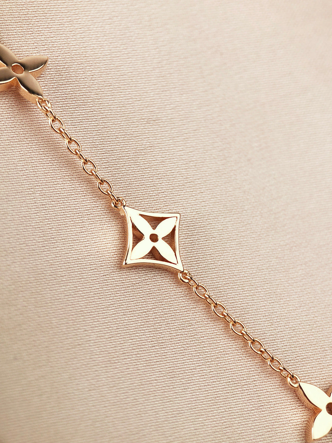 ¡®Aura Jewels¡¯STAR AND SUN 7 MOTIFS GOLD BRACELET
