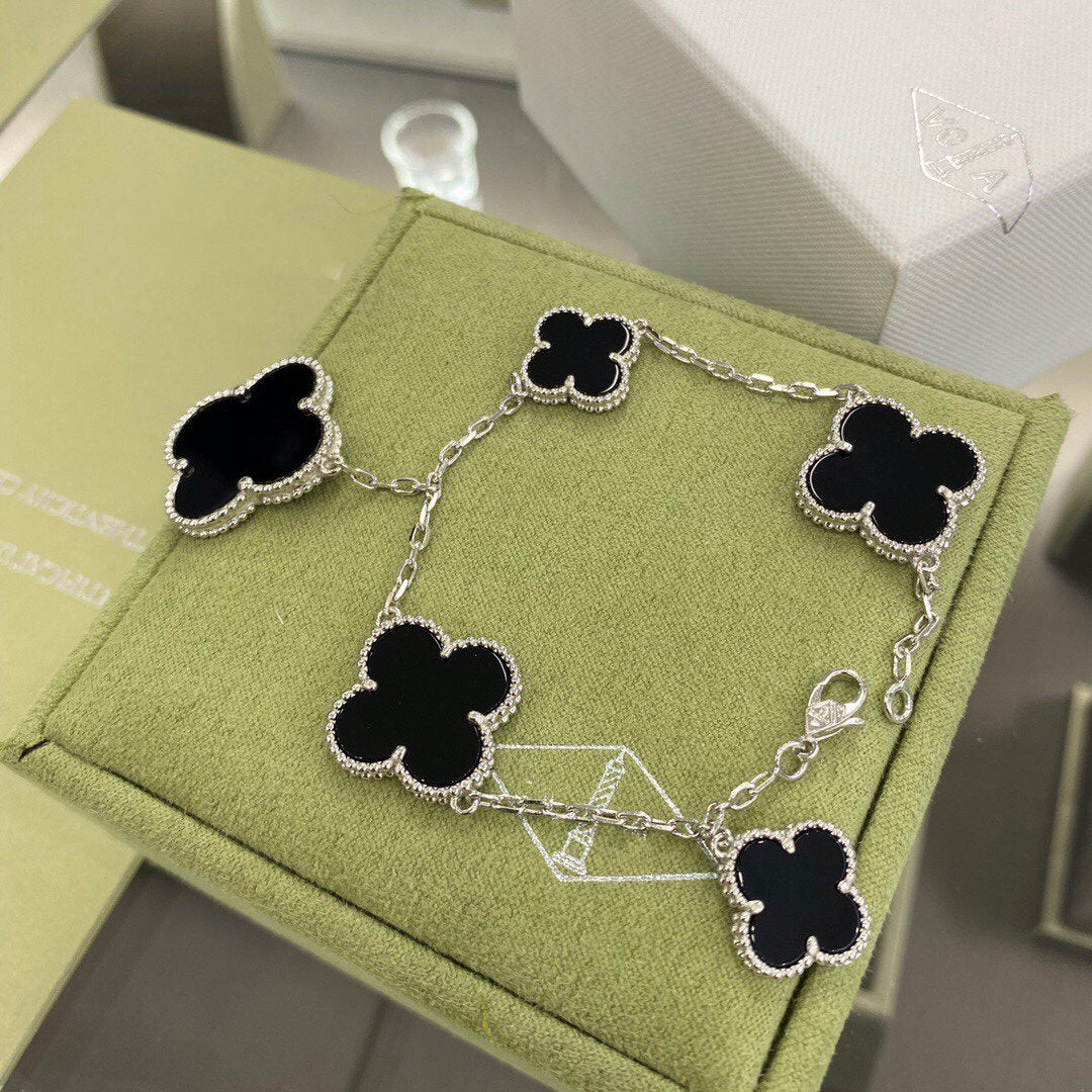 ¡®Aura Jewels¡¯CLOVER 5 MOTIFS SIVLER ONYX BRACELET