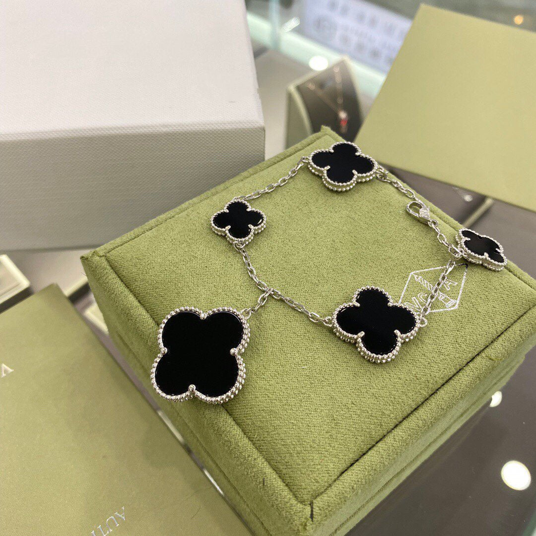 ¡®Aura Jewels¡¯CLOVER 5 MOTIFS SIVLER ONYX BRACELET