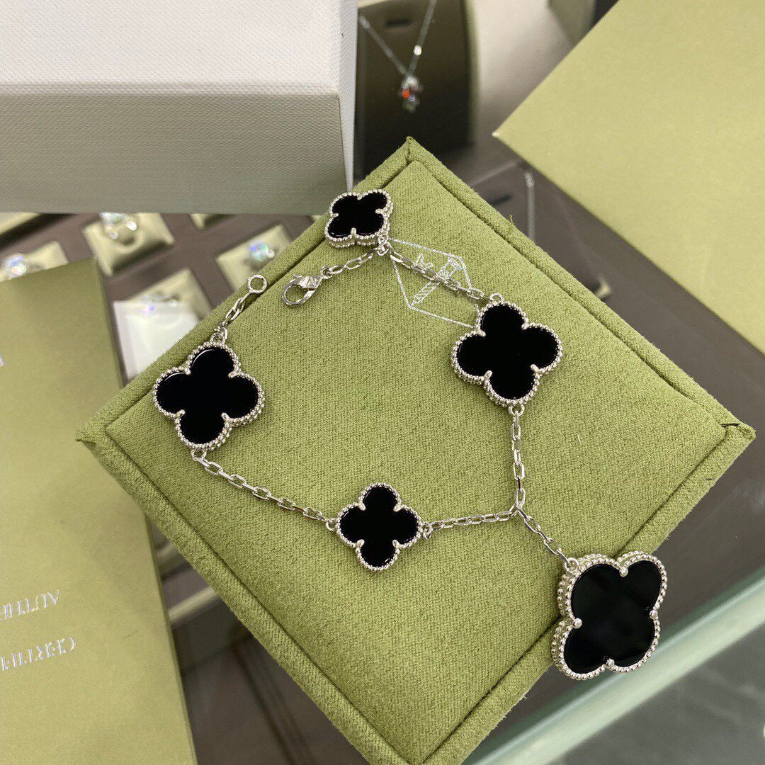¡®Aura Jewels¡¯CLOVER 5 MOTIFS SIVLER ONYX BRACELET