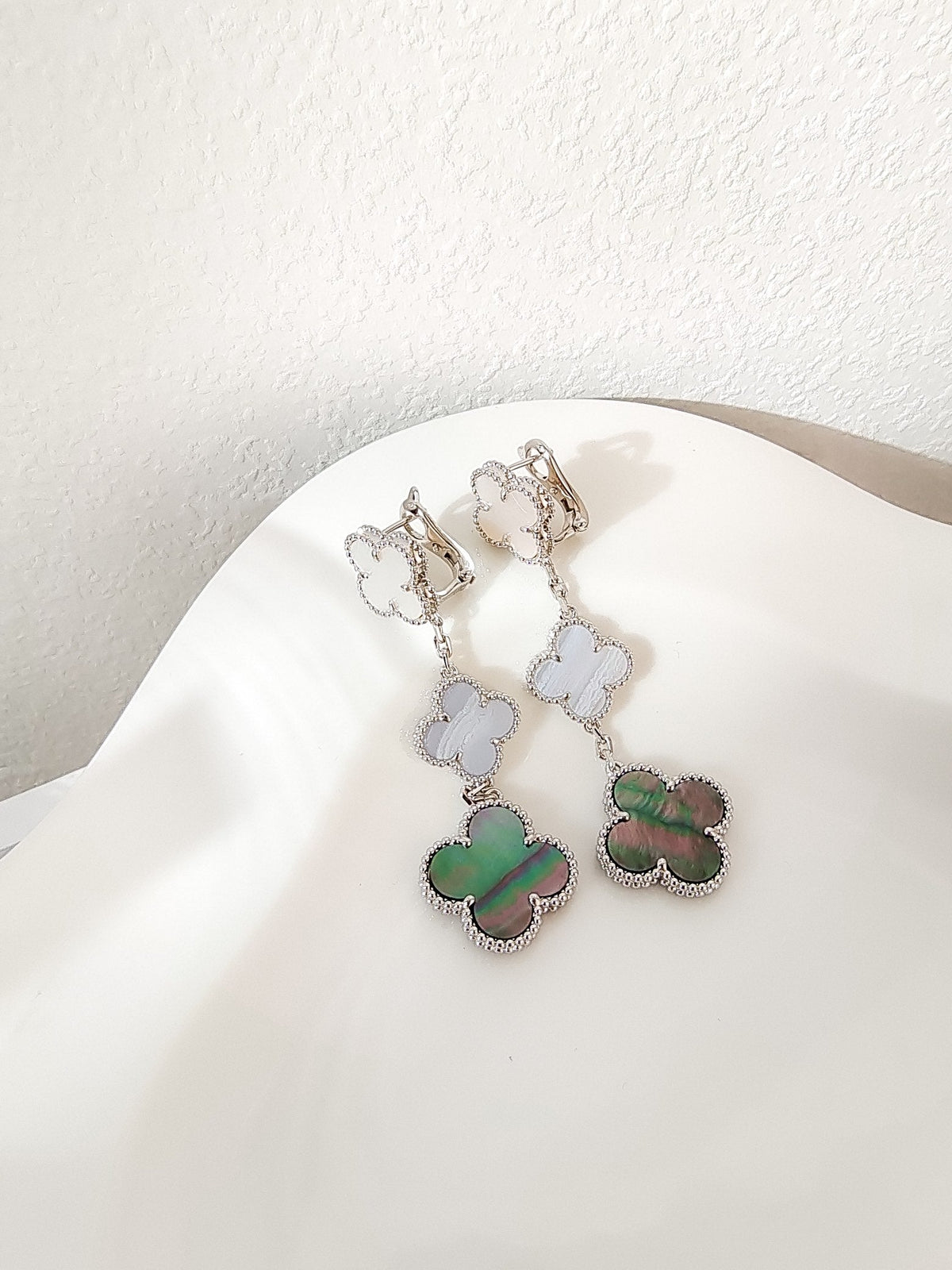¡®Aura Jewels¡¯CLOVER 3 MOTIFS CHALCEDONY DARK MOP SILVER EARRINGS