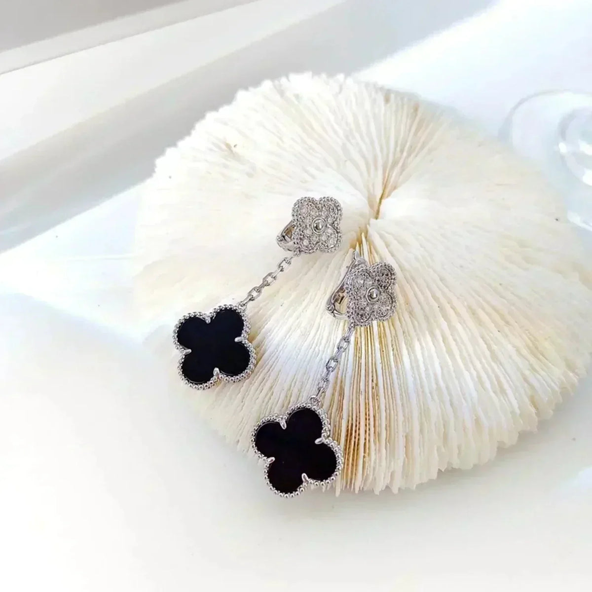 ¡®Aura Jewels¡¯CLOVER 2 MOTIFS  DIAMOND ONYX EARRINGS SILVER