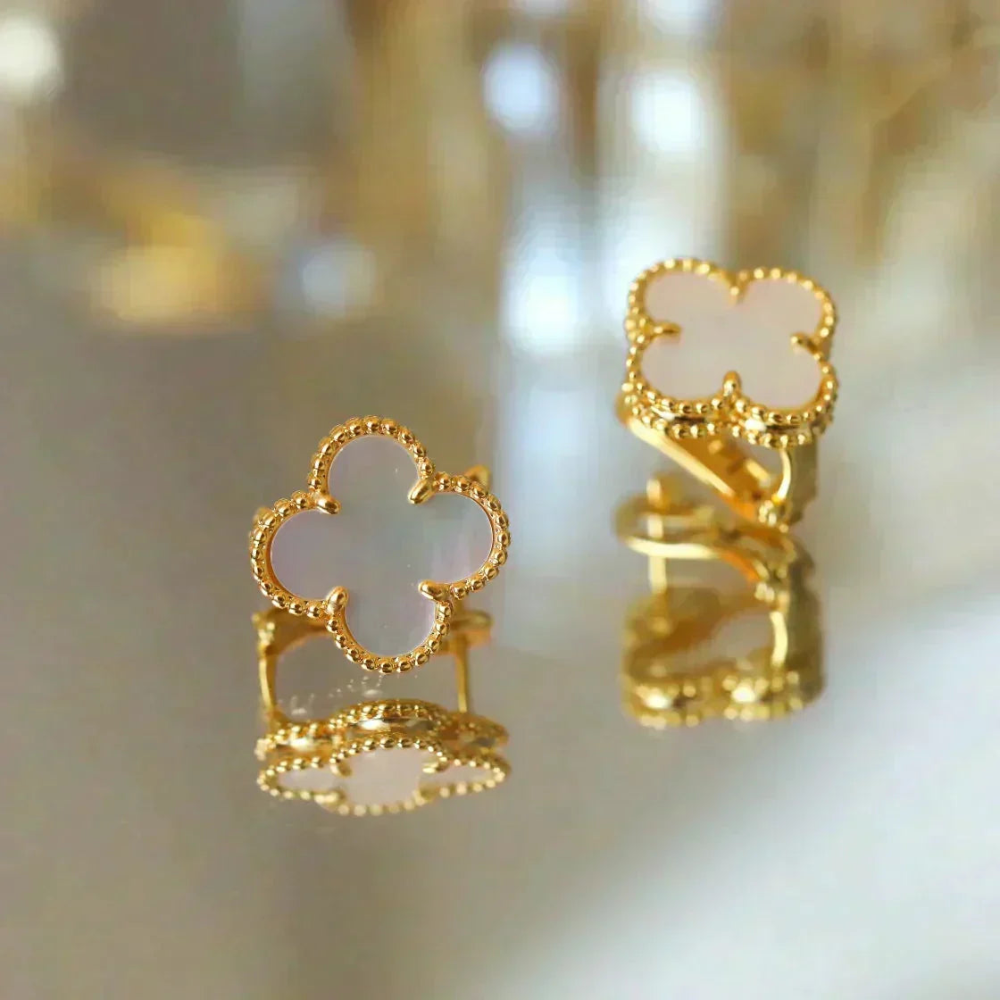 ¡®Aura Jewels¡¯CLOVER MEDIUM 1 MOTIFS  WHITE MOP STUD EARRINGS