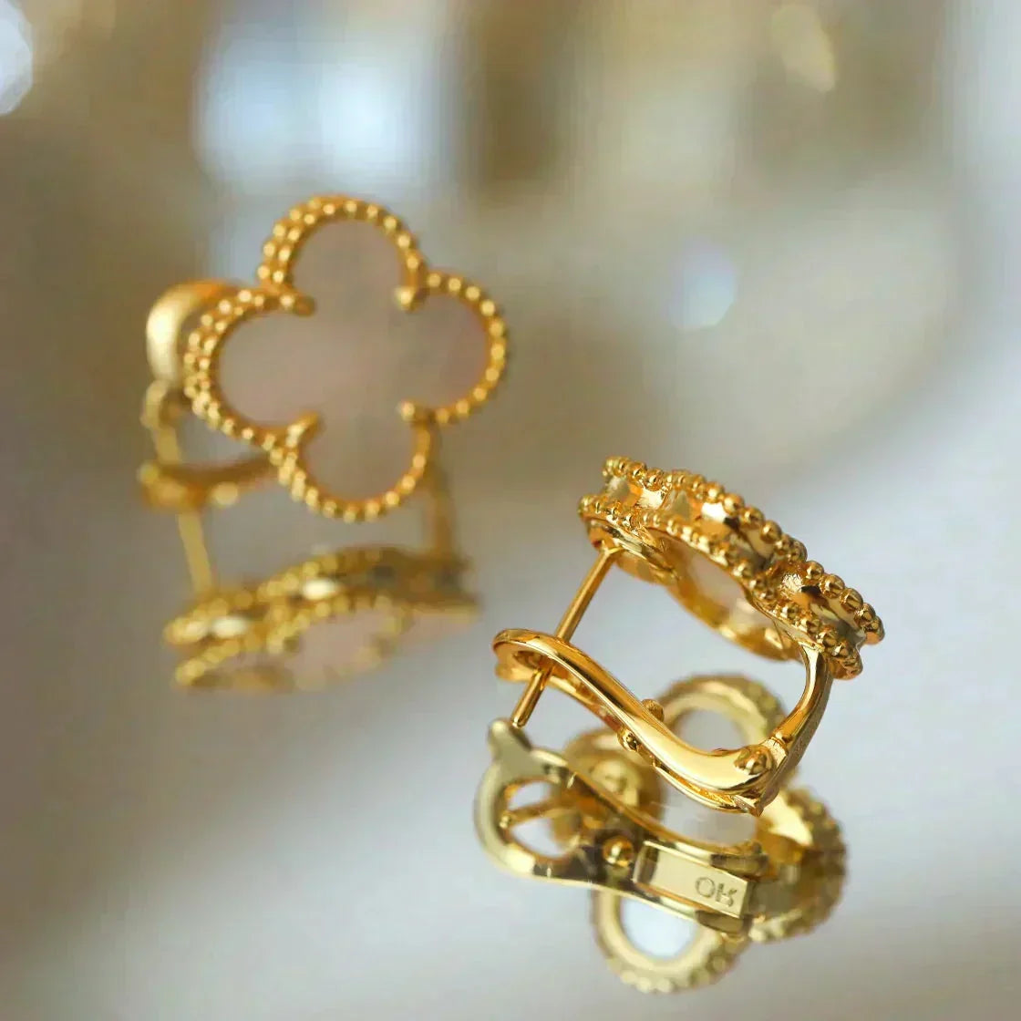 ¡®Aura Jewels¡¯CLOVER MEDIUM 1 MOTIFS  WHITE MOP STUD EARRINGS