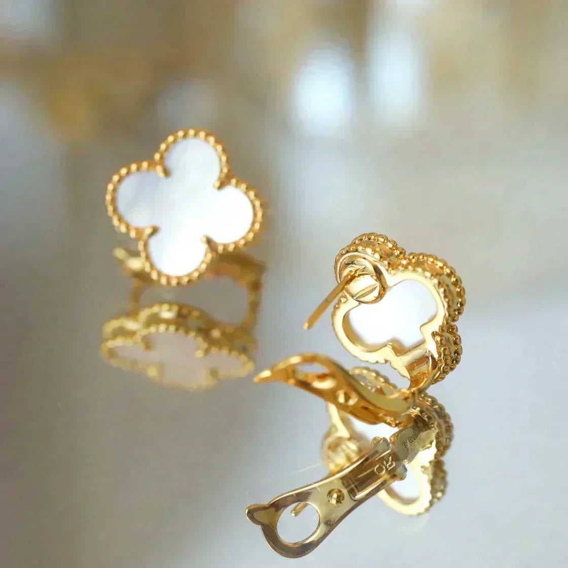 ¡®Aura Jewels¡¯CLOVER MEDIUM 1 MOTIFS  WHITE MOP STUD EARRINGS