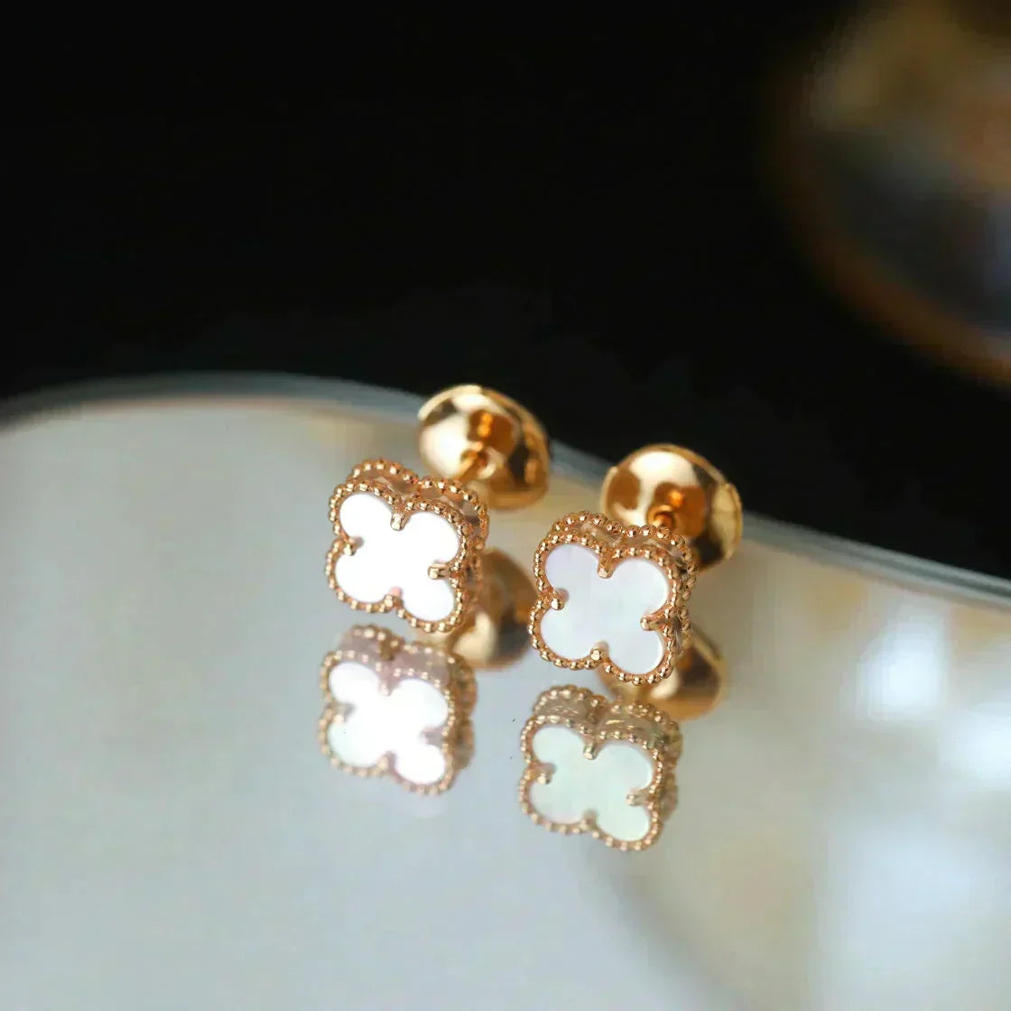 ¡®Aura Jewels¡¯CLOVER MINI 9.5MM WHITE MOP EARRINGS