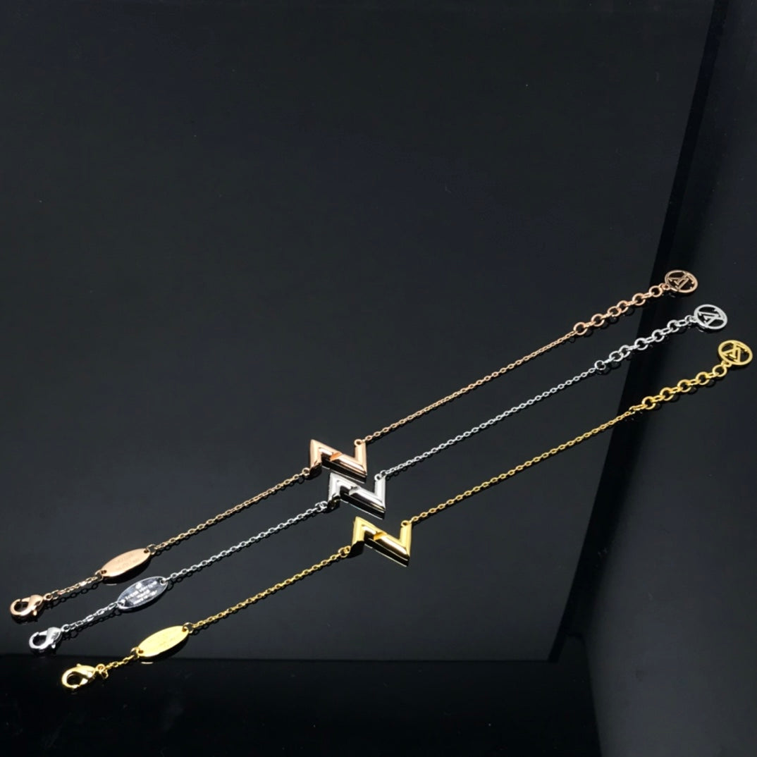 ¡®Aura Jewels¡¯VOLT LV LOGO BRACELET