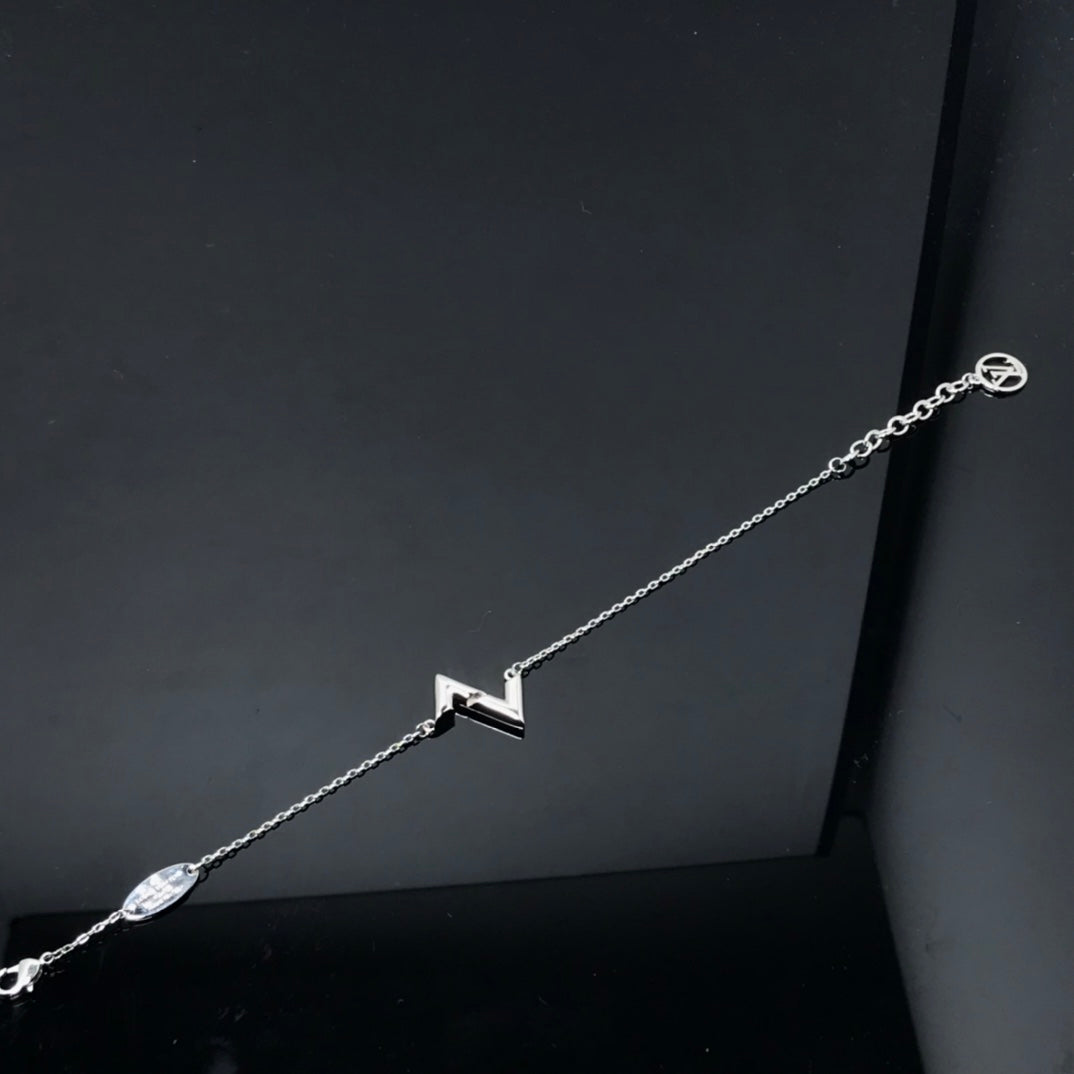¡®Aura Jewels¡¯VOLT LV LOGO BRACELET