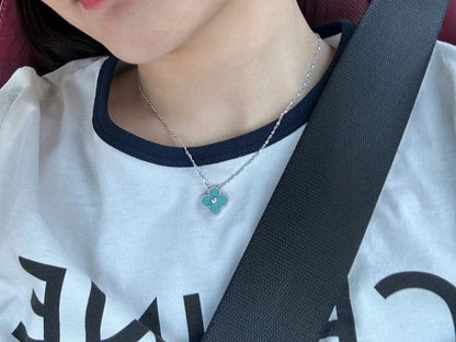 ¡®Aura Jewels¡¯CLOVER 1 DIAMOND LIGHT BLUE SILVER NECKLACE