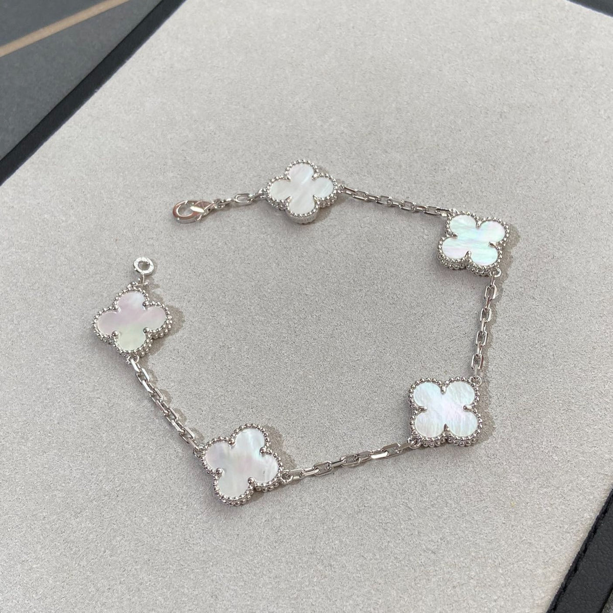 [Aura Jewels]New CLOVER WHITE PEARL MOP 5 MOTIF BRACELET COLLECTION