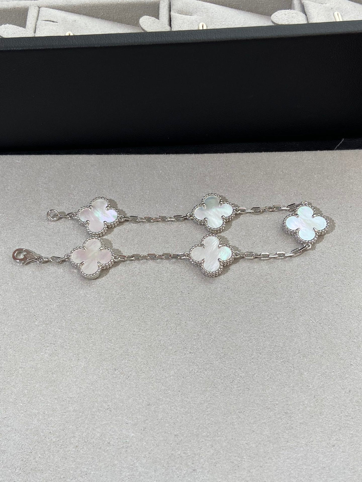 [Aura Jewels]New CLOVER WHITE PEARL MOP 5 MOTIF BRACELET COLLECTION