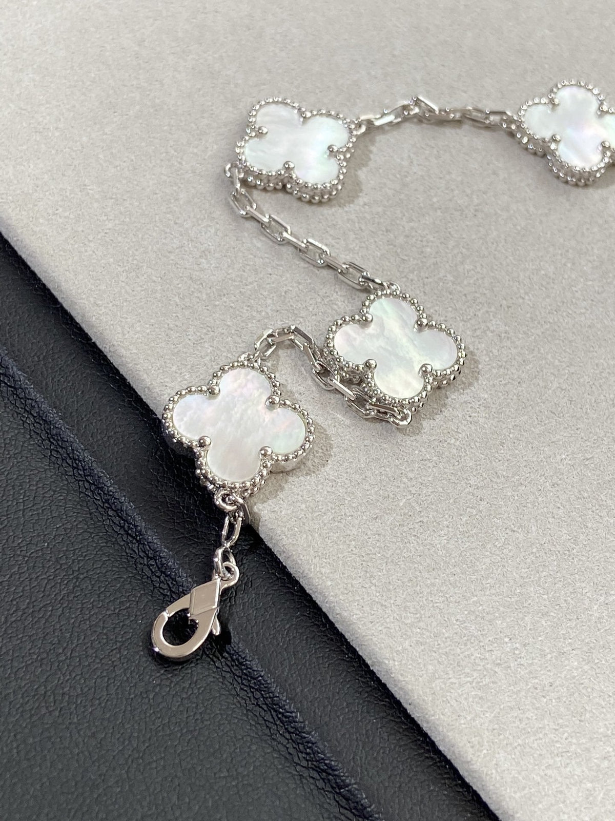 [Aura Jewels]New CLOVER WHITE PEARL MOP 5 MOTIF BRACELET COLLECTION