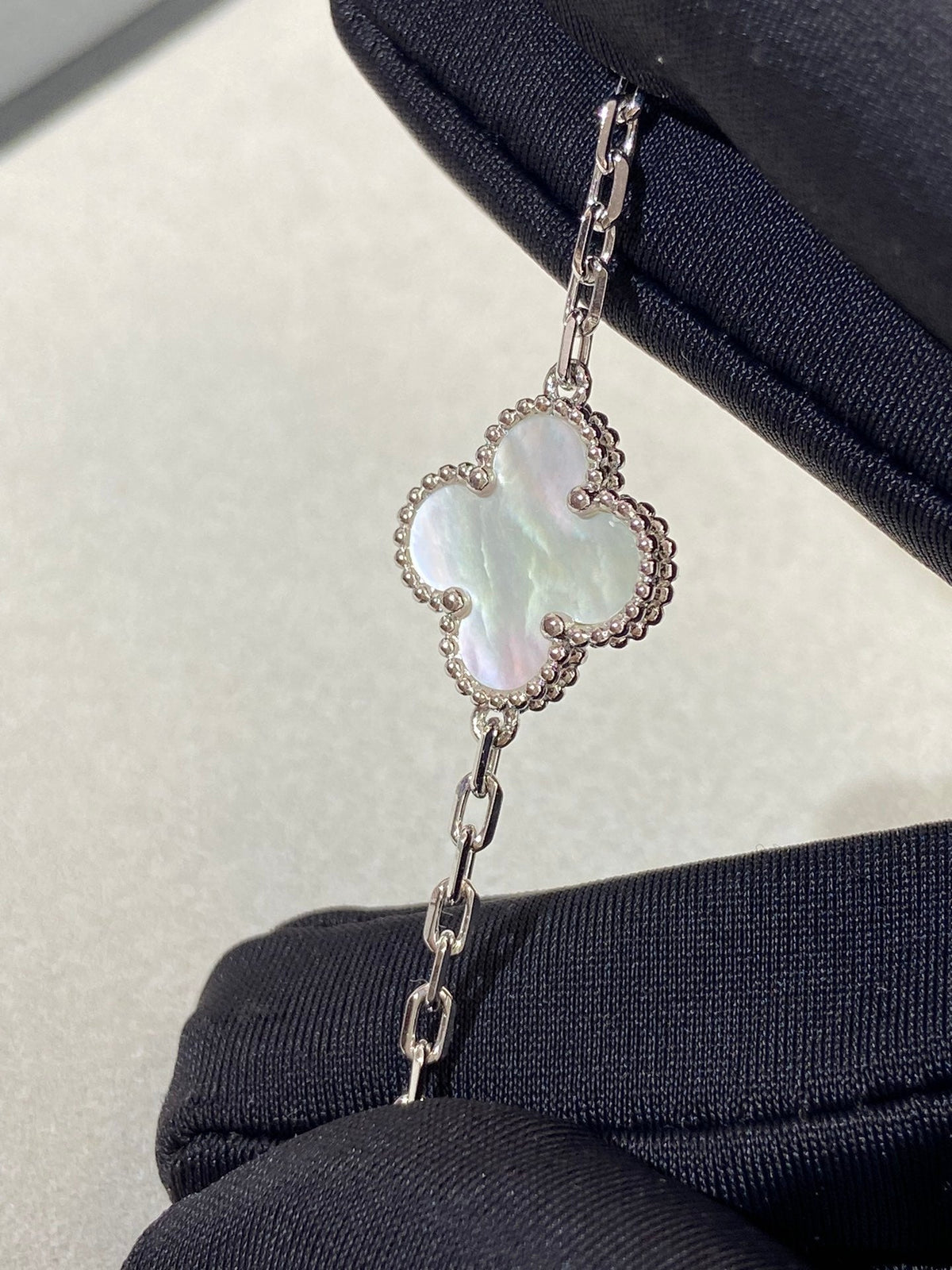 [Aura Jewels]New CLOVER WHITE PEARL MOP 5 MOTIF BRACELET COLLECTION