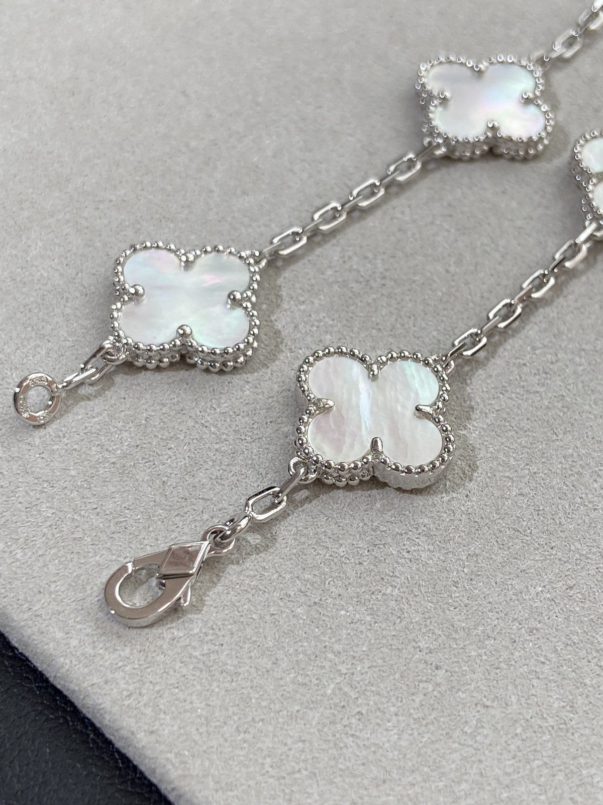 [Aura Jewels]New CLOVER WHITE PEARL MOP 5 MOTIF BRACELET COLLECTION