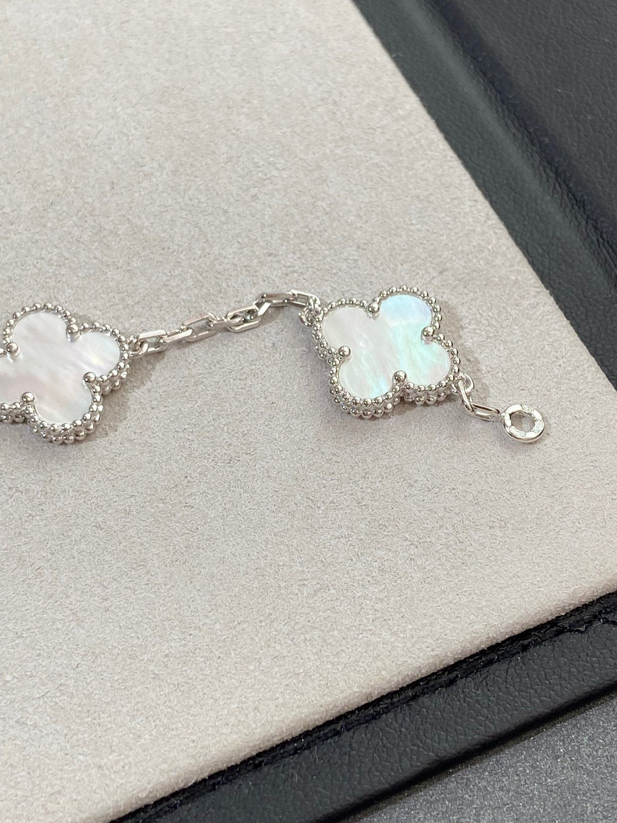 [Aura Jewels]New CLOVER WHITE PEARL MOP 5 MOTIF BRACELET COLLECTION