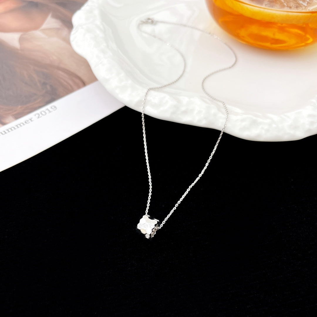 ¡®Aura Jewels¡¯BEE MINI PEDANT DIAMOND NECKLACE