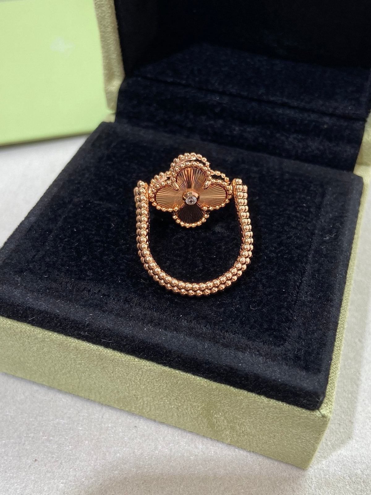 ¡®Aura Jewels¡¯CLOVER RIVERSIBLE ROSE GOLD RING