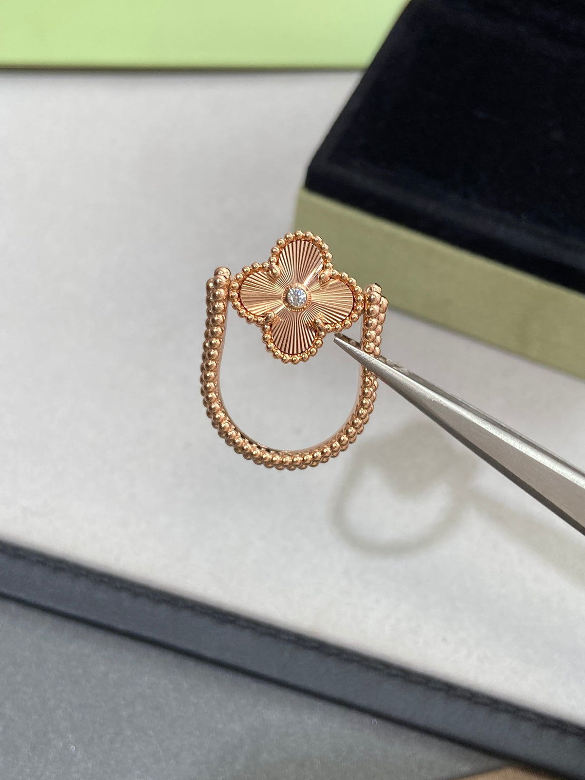 ¡®Aura Jewels¡¯CLOVER RIVERSIBLE ROSE GOLD RING