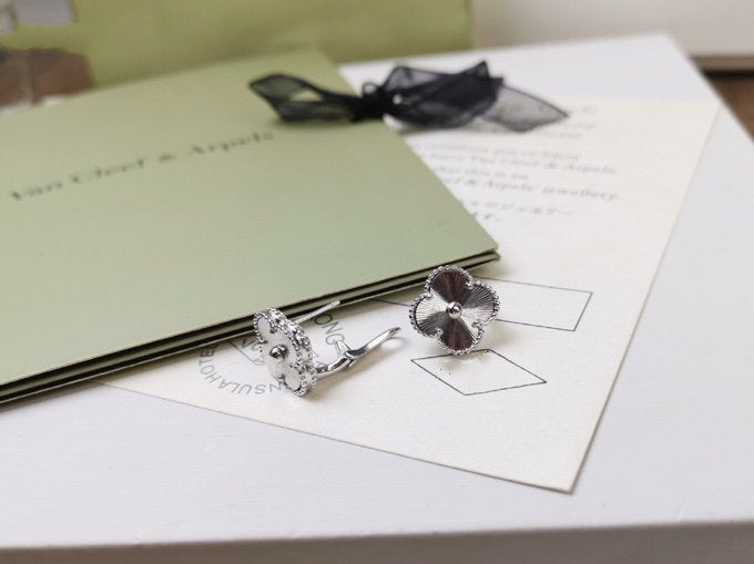 ¡®Aura Jewels¡¯CLOVER MEDIUM STUD EARRINGS