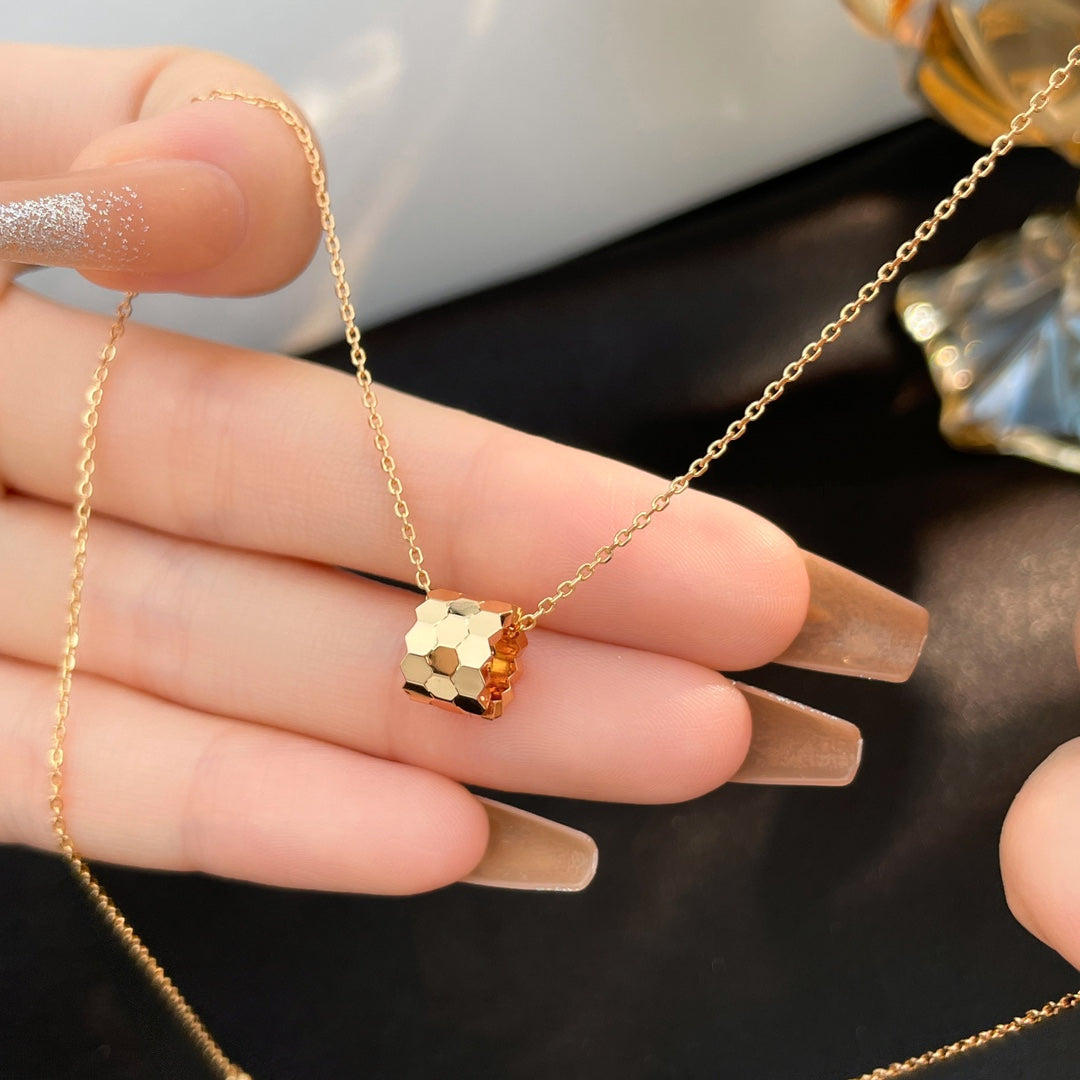 ¡®Aura Jewels¡¯BEE MINI NECKLACE