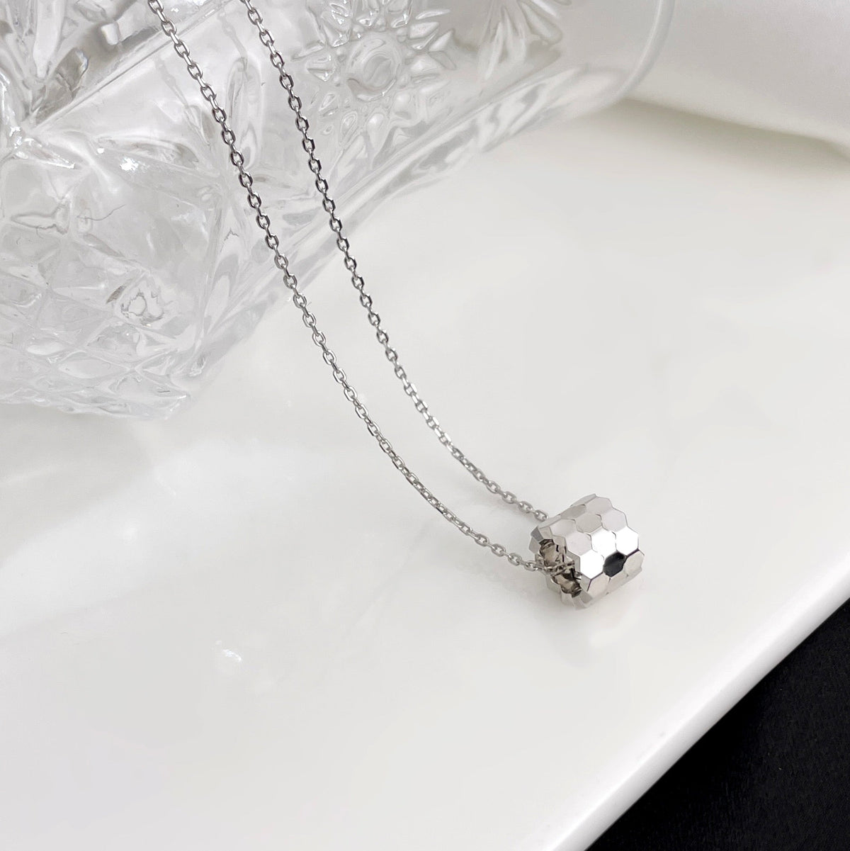 ¡®Aura Jewels¡¯BEE MINI NECKLACE