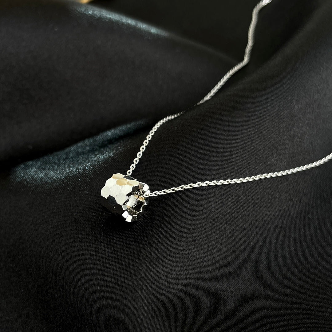 ¡®Aura Jewels¡¯BEE MINI NECKLACE