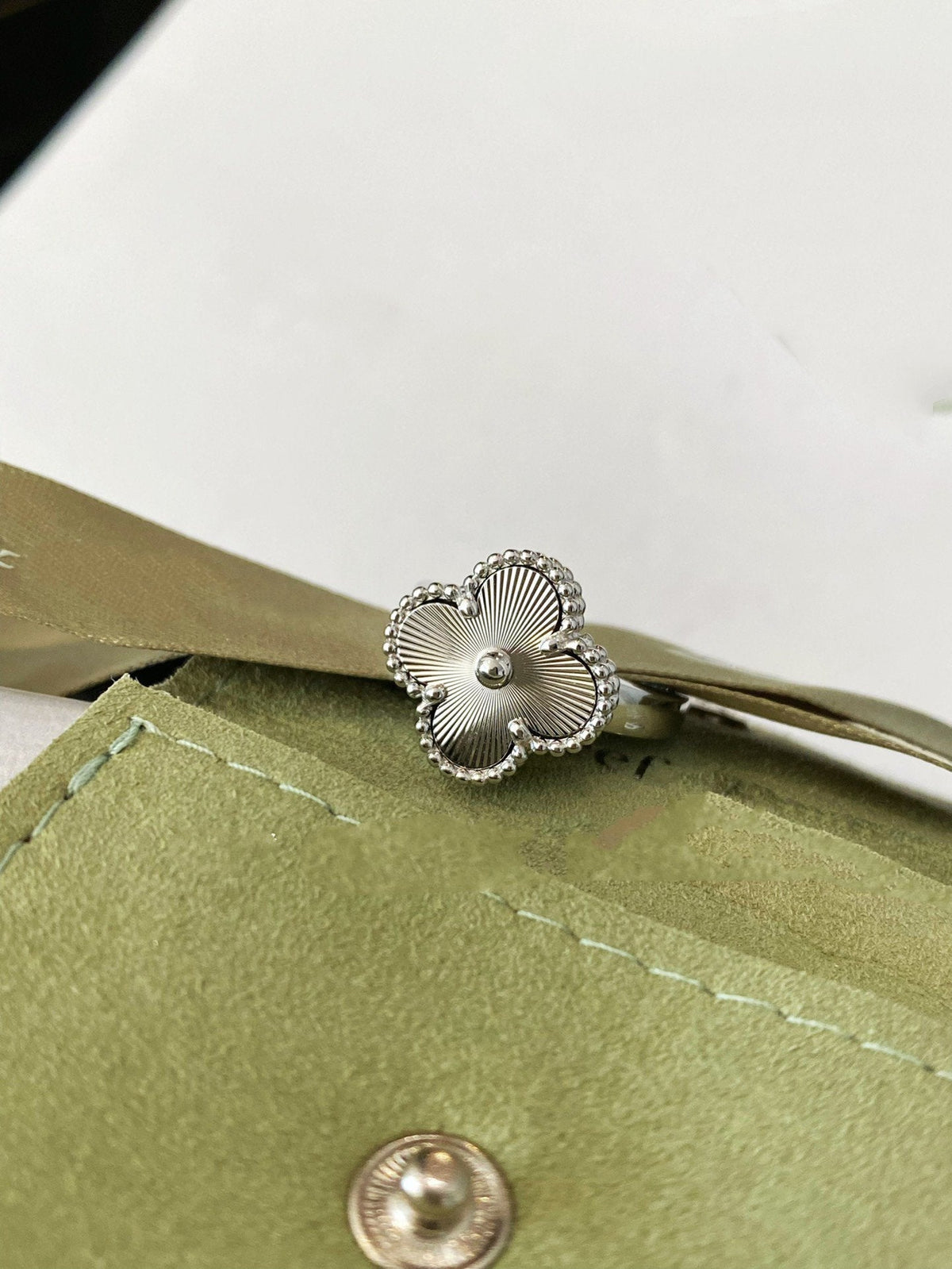 ¡®Aura Jewels¡¯CLOVER SILVER RING
