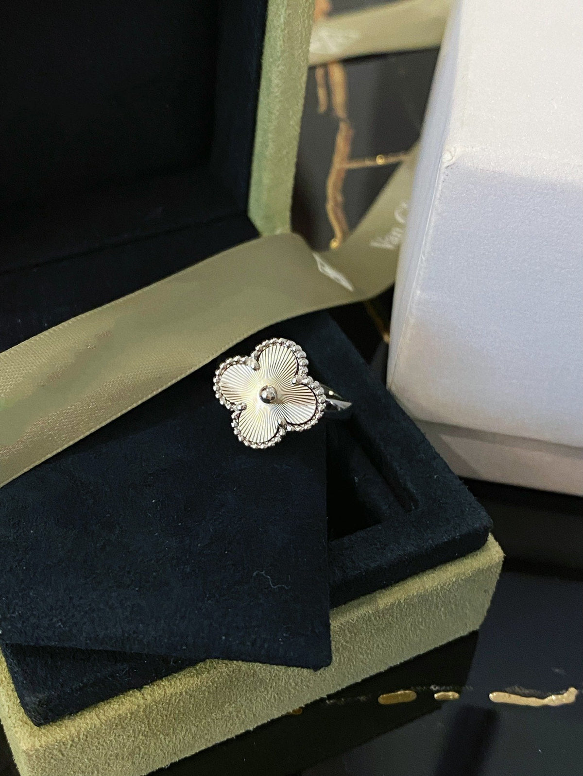 ¡®Aura Jewels¡¯CLOVER SILVER RING