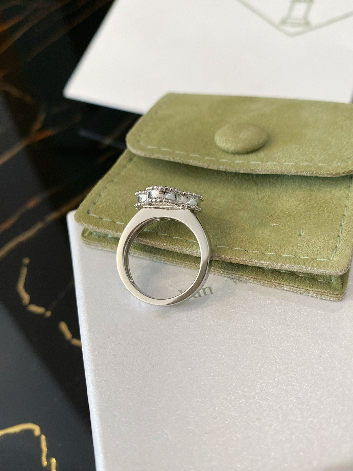 ¡®Aura Jewels¡¯CLOVER SILVER RING
