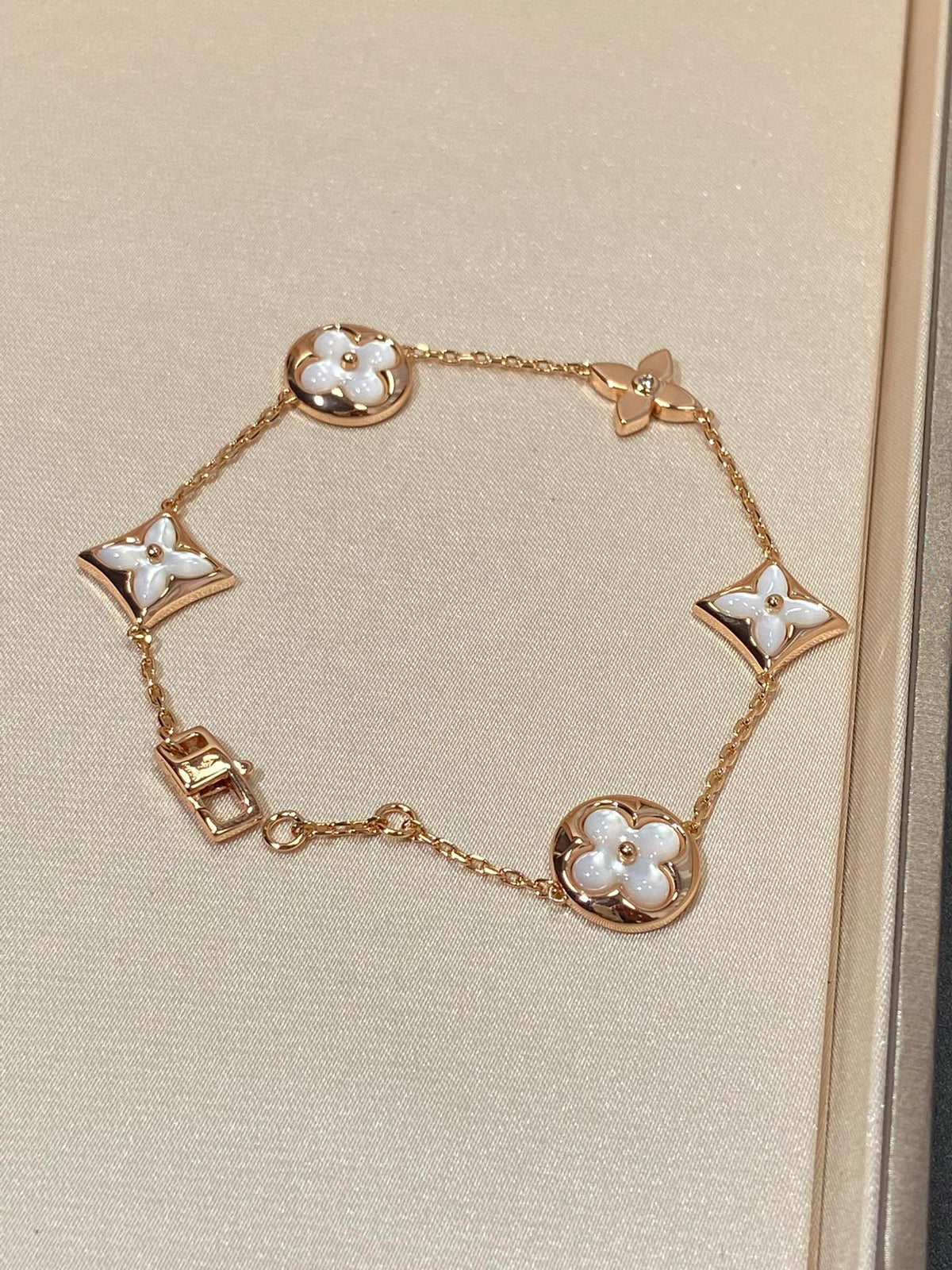 ¡®Aura Jewels¡¯STAR AND SUN 5 MOTIF MOP PINK GOLD BRACELET