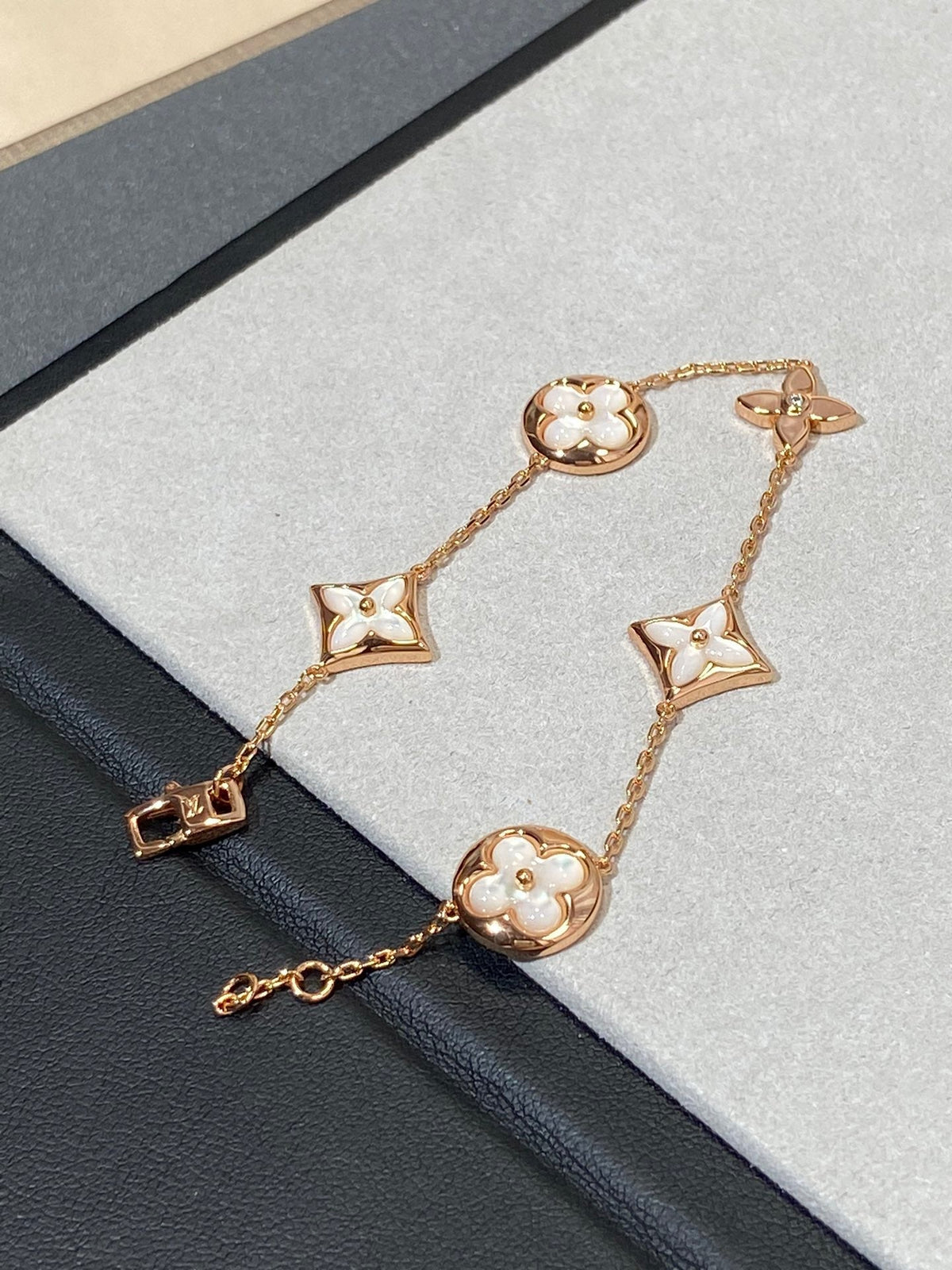 ¡®Aura Jewels¡¯STAR AND SUN 5 MOTIF MOP PINK GOLD BRACELET