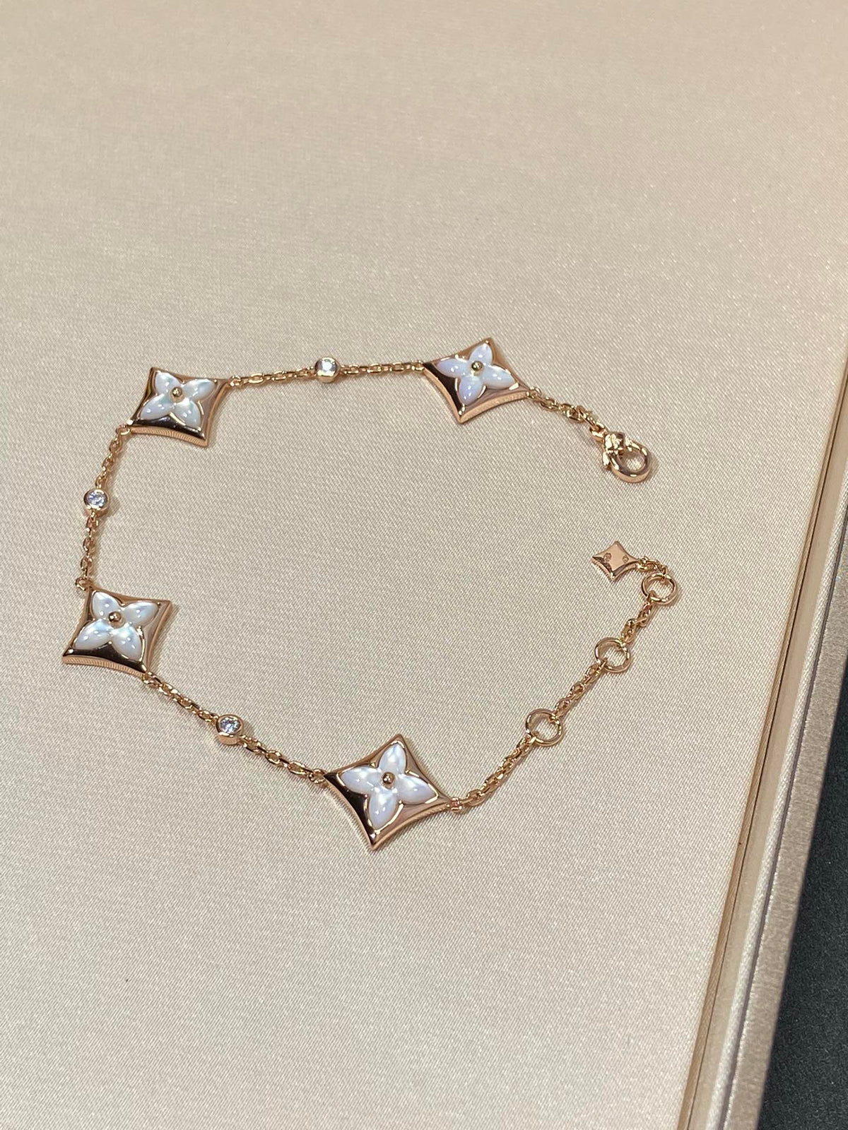 ¡®Aura Jewels¡¯STAR 4 MOTIF MOP DIAMOND PINK GOLD BRACELET