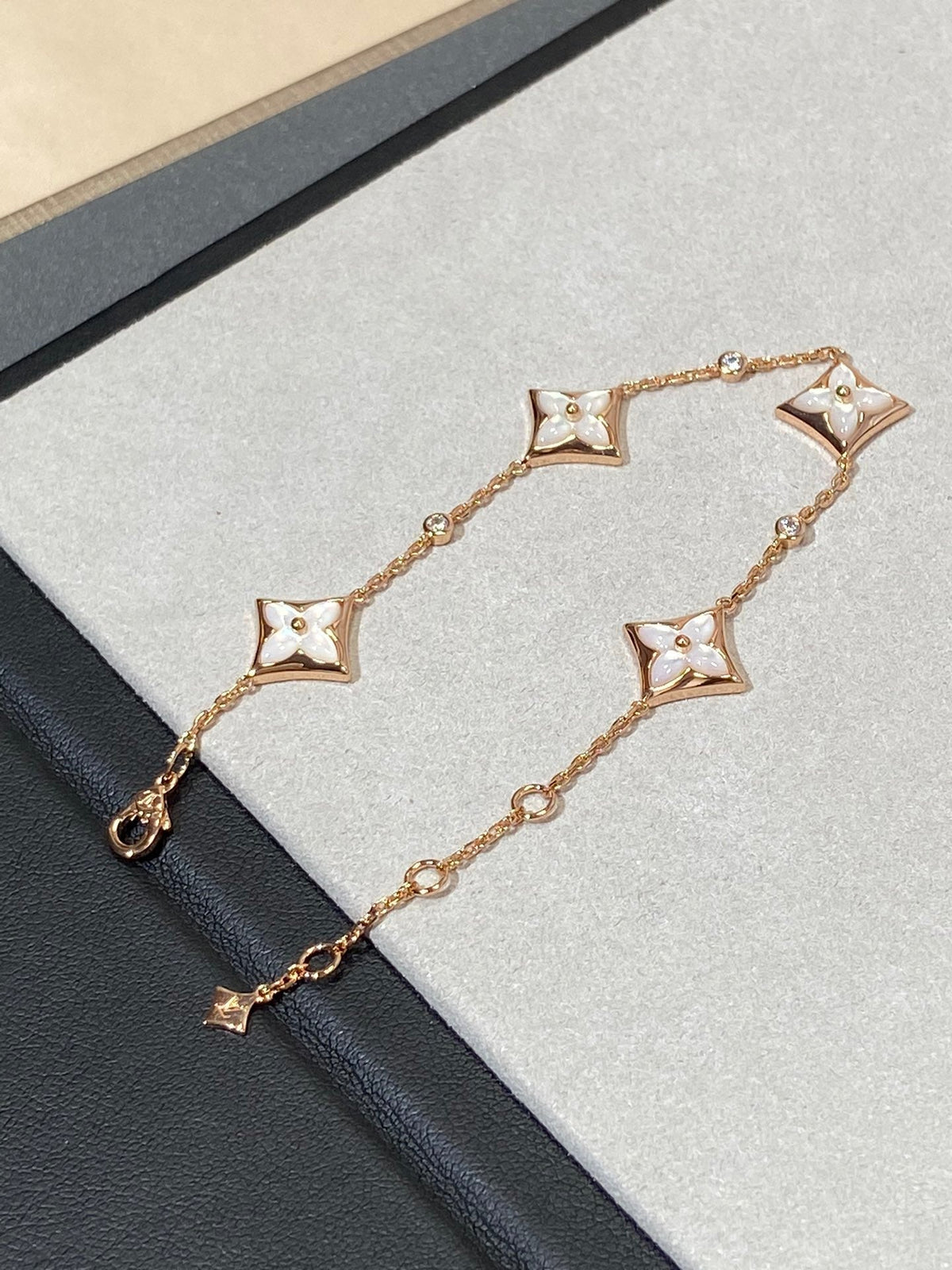 ¡®Aura Jewels¡¯STAR 4 MOTIF MOP DIAMOND PINK GOLD BRACELET