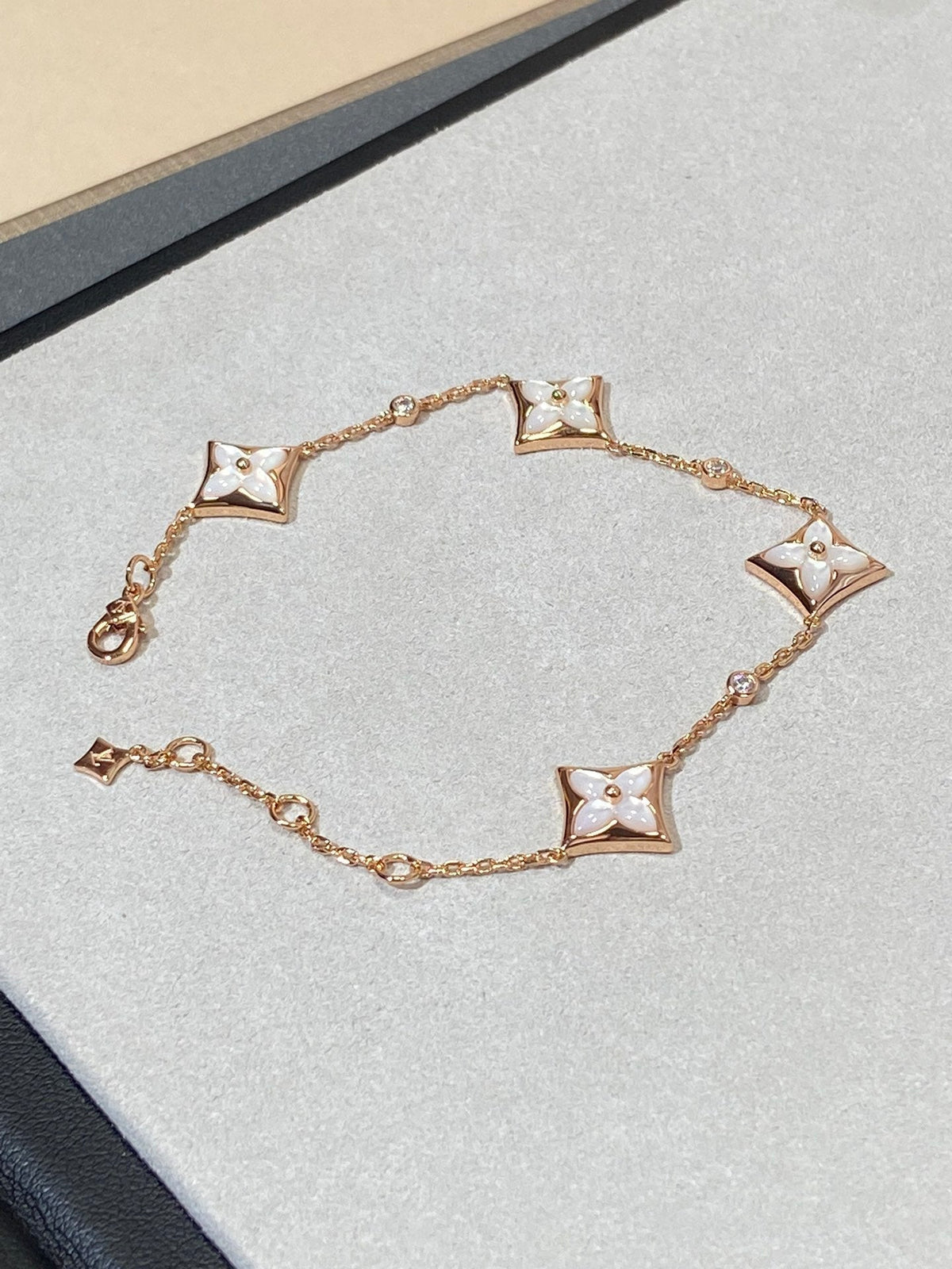 ¡®Aura Jewels¡¯STAR 4 MOTIF MOP DIAMOND PINK GOLD BRACELET
