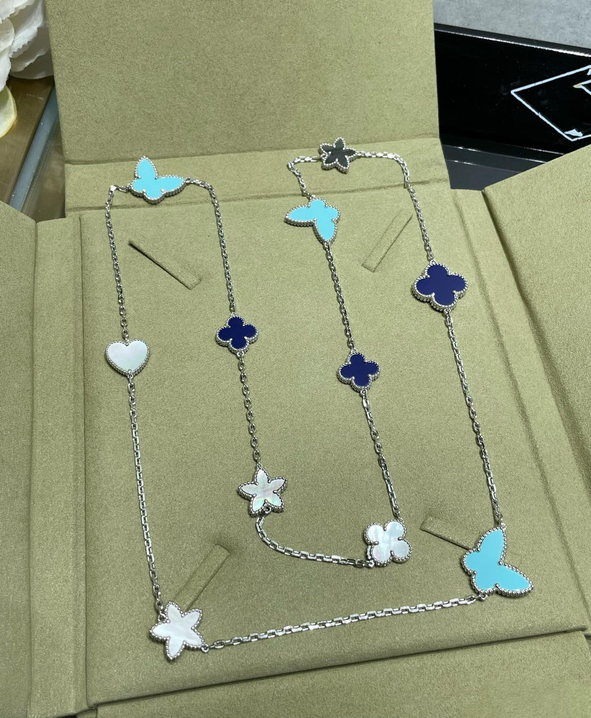 ¡®Aura Jewels¡¯LUCKY CLOVER SILVER 11 MOTIF NECKLACE