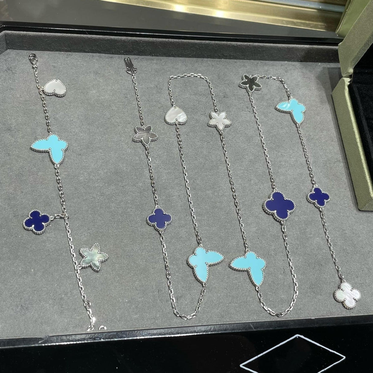 ¡®Aura Jewels¡¯LUCKY CLOVER SILVER 11 MOTIF NECKLACE
