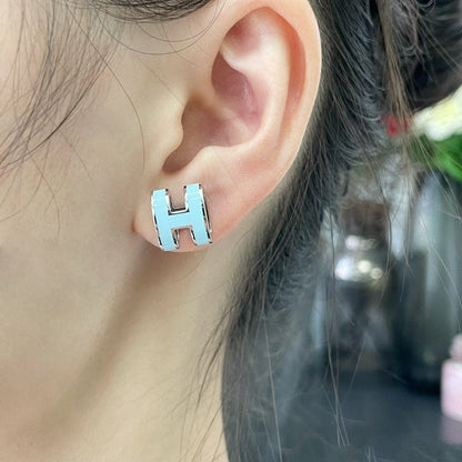 ¡®Aura Jewels¡¯POP H SKY BLUE STUD EARRINGS