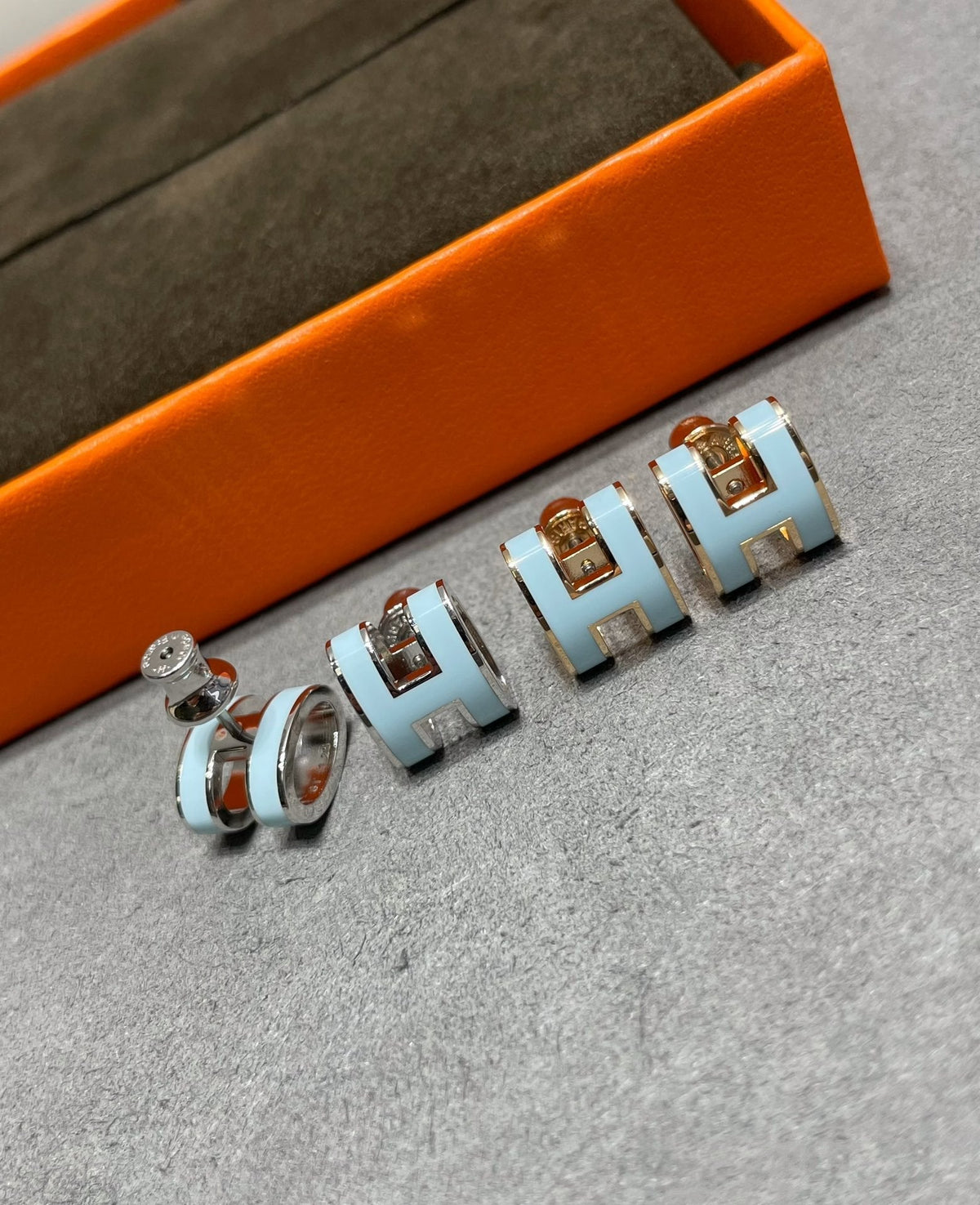 ¡®Aura Jewels¡¯POP H SKY BLUE STUD EARRINGS