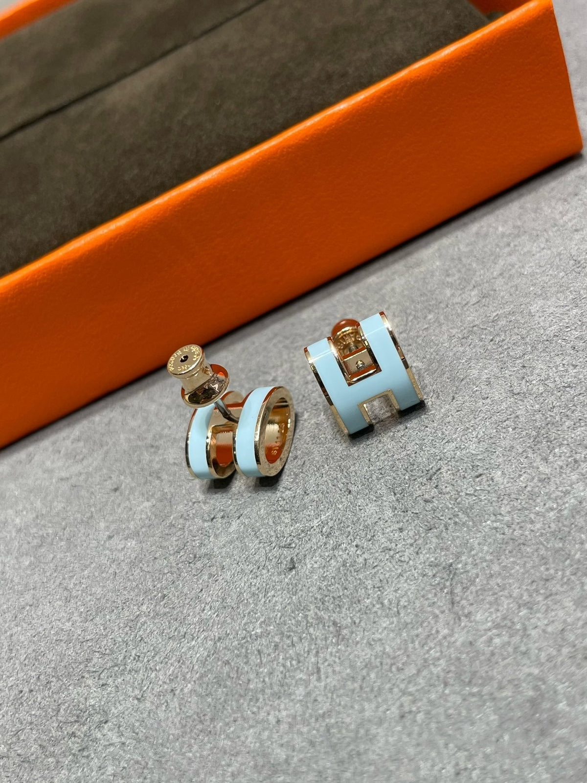 ¡®Aura Jewels¡¯POP H SKY BLUE STUD EARRINGS