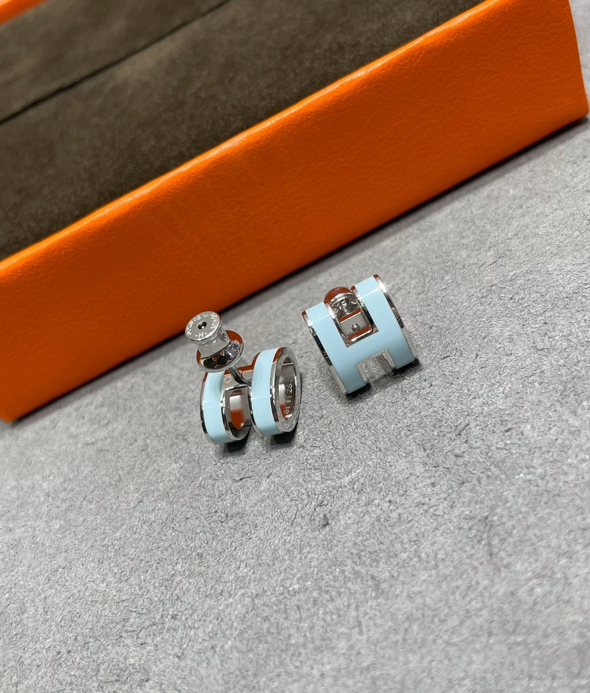 ¡®Aura Jewels¡¯POP H SKY BLUE STUD EARRINGS