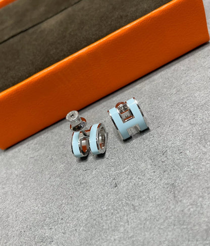 ¡®Aura Jewels¡¯POP H SKY BLUE STUD EARRINGS