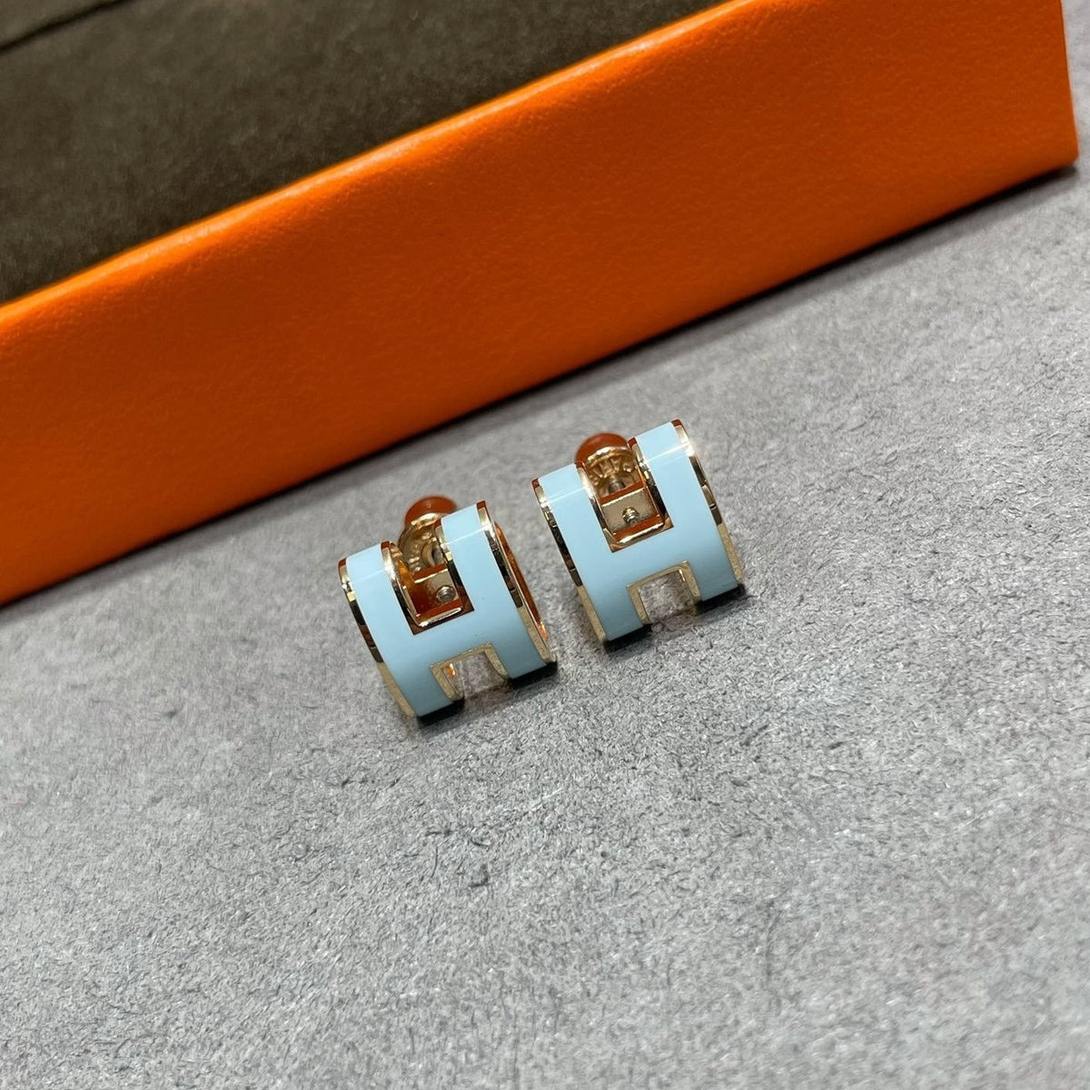 ¡®Aura Jewels¡¯POP H SKY BLUE STUD EARRINGS