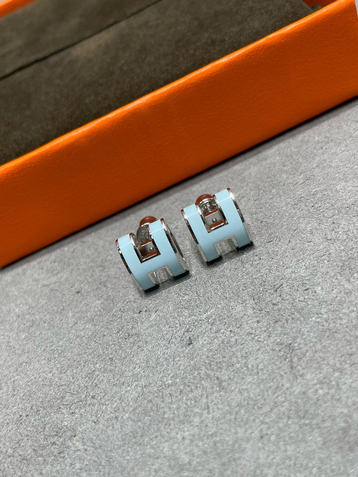 ¡®Aura Jewels¡¯POP H SKY BLUE STUD EARRINGS