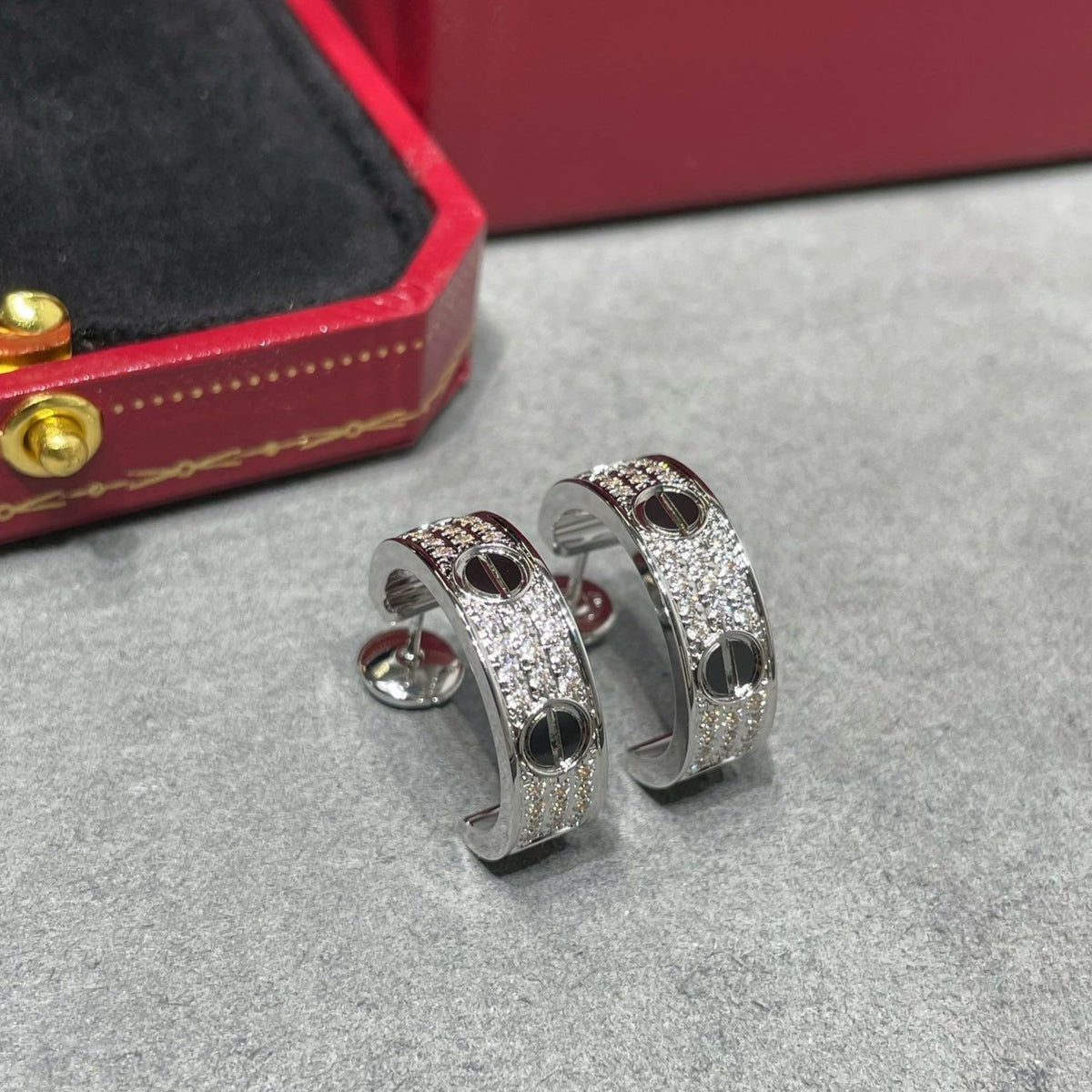 ¡®Aura Jewels¡¯LOVE CERAMIC DIAMOND PAVED SILVER EARRINGS