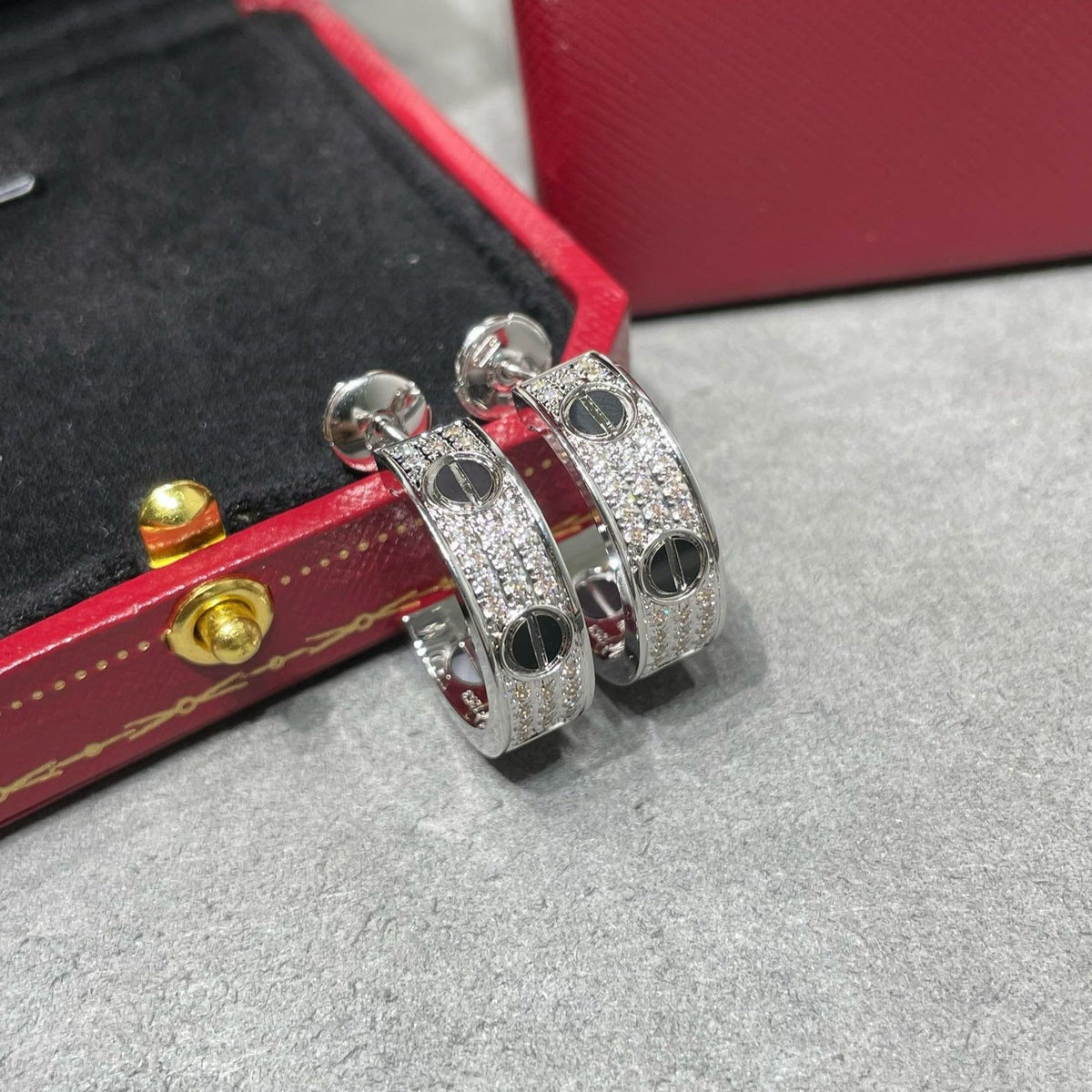 ¡®Aura Jewels¡¯LOVE CERAMIC DIAMOND PAVED SILVER EARRINGS